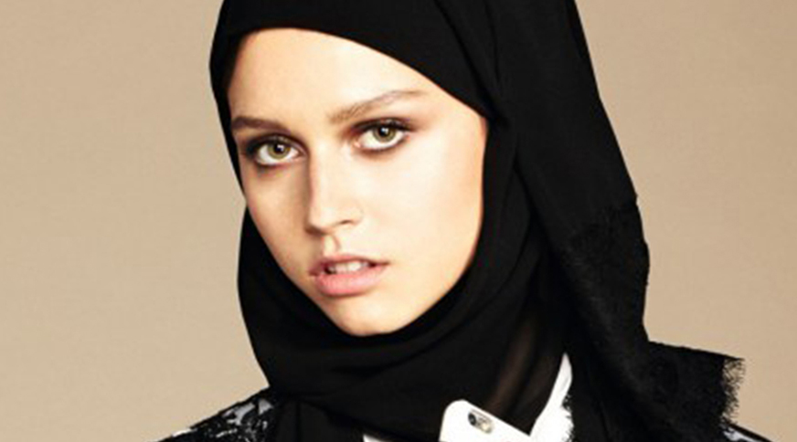 زن با حجاب در فروشگاه اینترنتی دیجی استایل