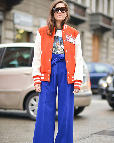 ست کردن رنگ نارنجی مانتو با شلوار آبی