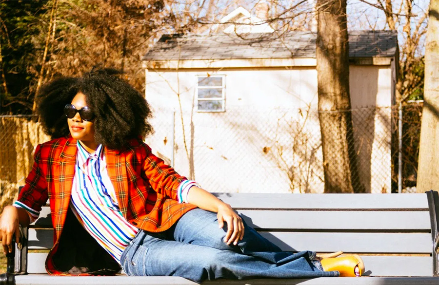 جین آبی با کت زنانه چهارخونه قرمز و مشکی