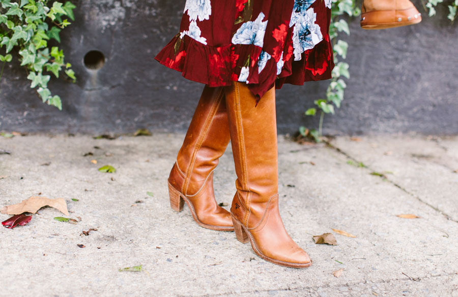 بوت زنانه و دامن