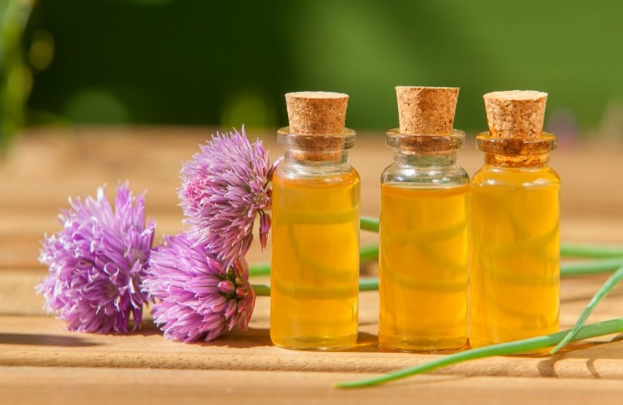 برای تقویت موی سر از روغن گرم استفاده کنید
