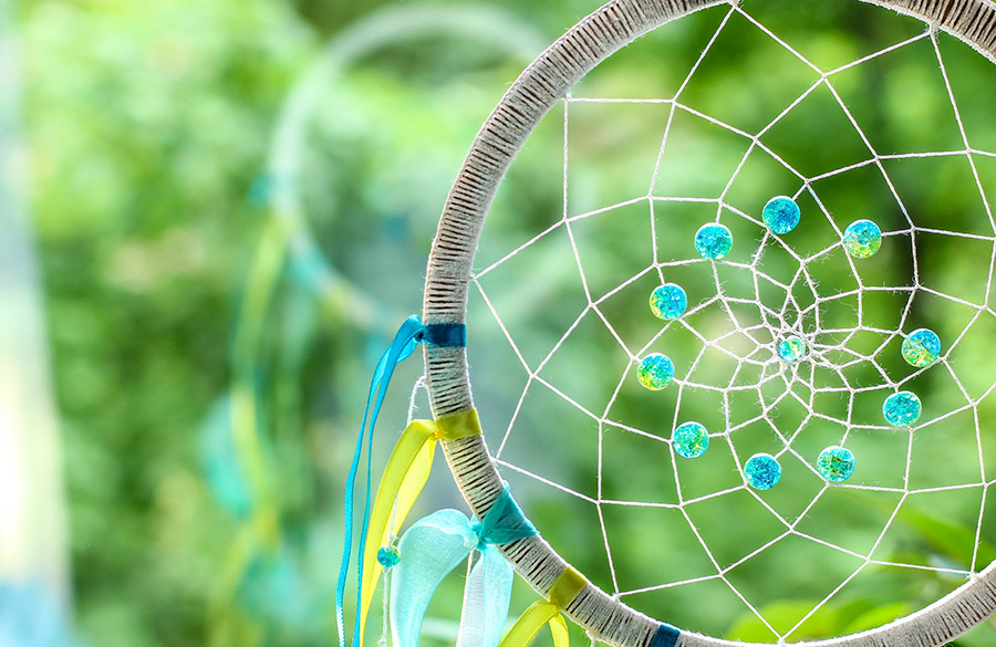 دریم کچر با مهرهها و نخهای رنگی