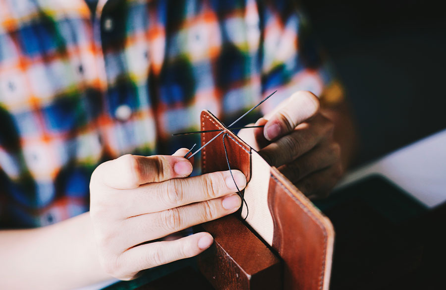 دوخت و ساخت چرم