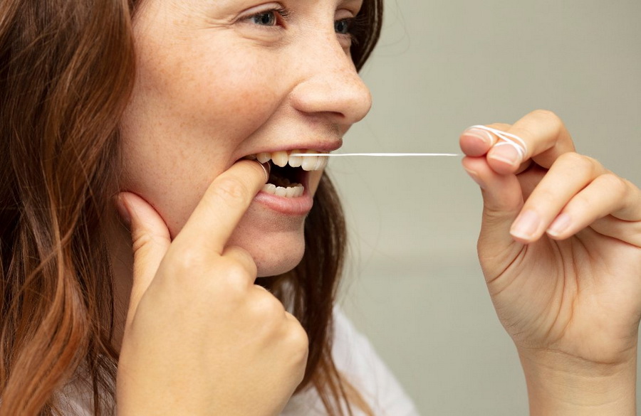 استفاده از نخ به جای واترجت دندان