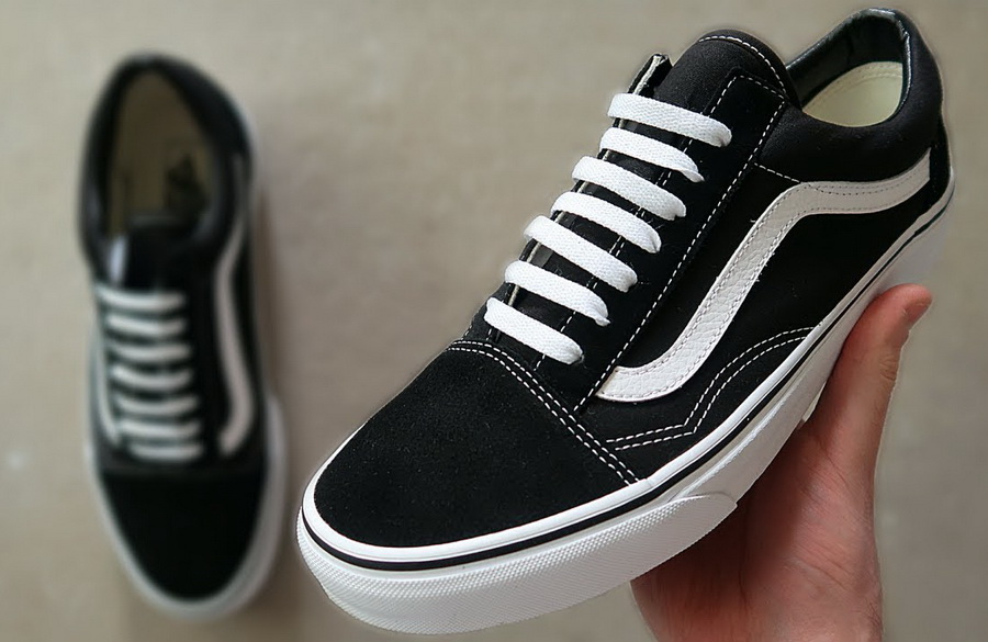 بستن بند کفش کتانی با خطهای صاف