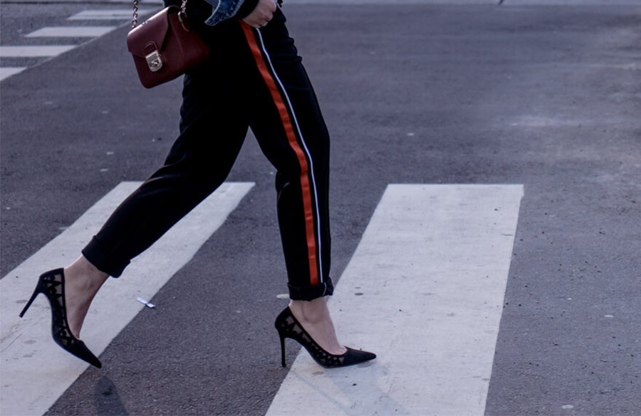 کفش پاشنه بلند و شلوار جاگر