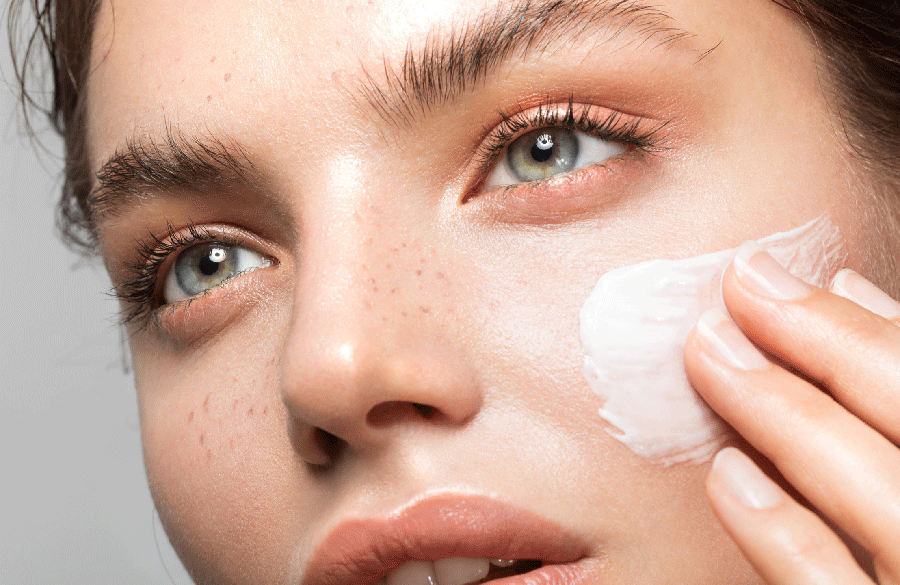 مرطوب کردن پوست از مراحل روتین مراقبت از پوست خشک