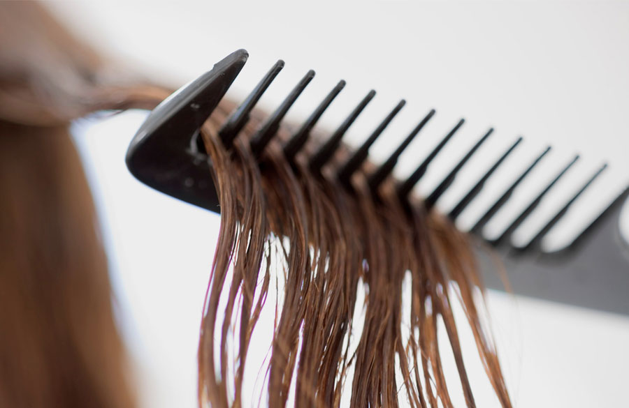 شانه زدن موهای فر