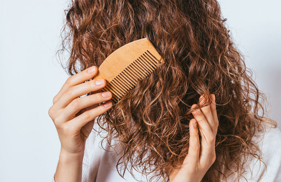 شانه زدن موهای فر