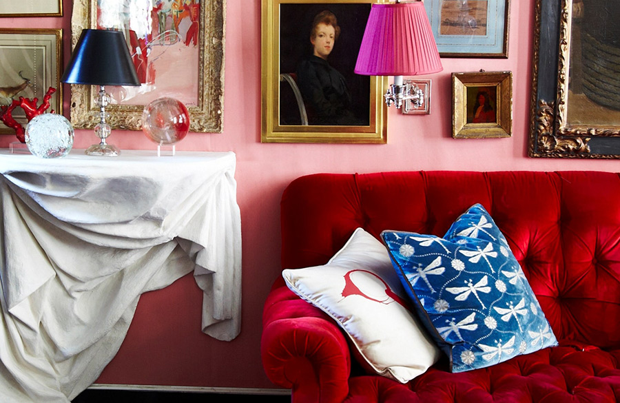 کوسن برای مبل قرمز