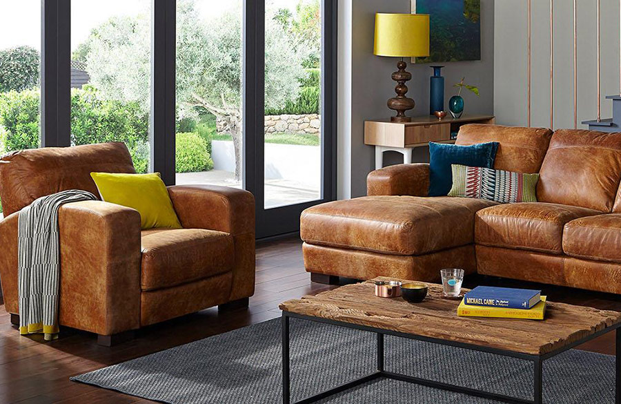 کوسن برای مبل قهوهای