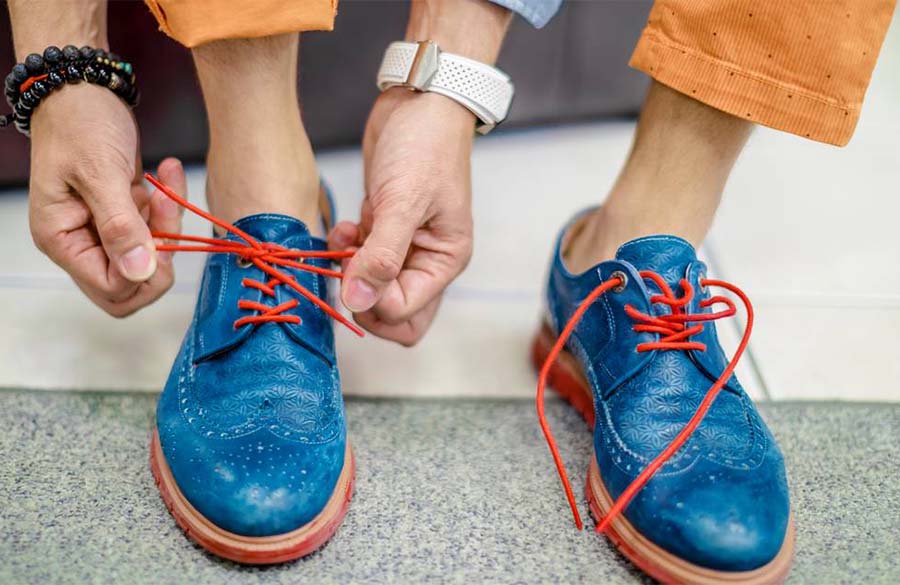 پوشیدن کفش مردانه آبی