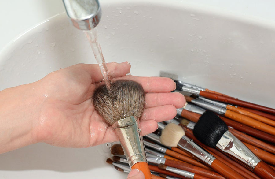 شستن براشهای آرایشی