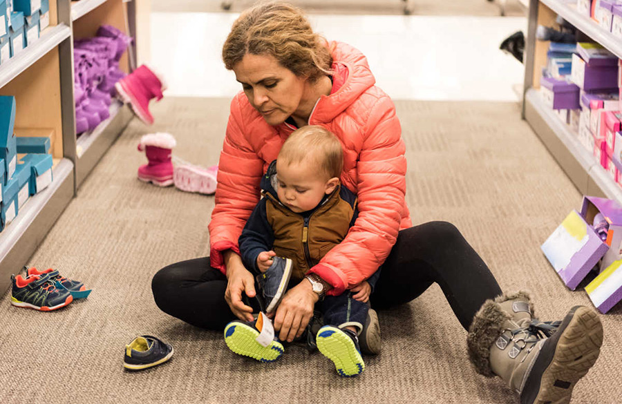 انتخاب سایز کفش کودک در فروشگاه