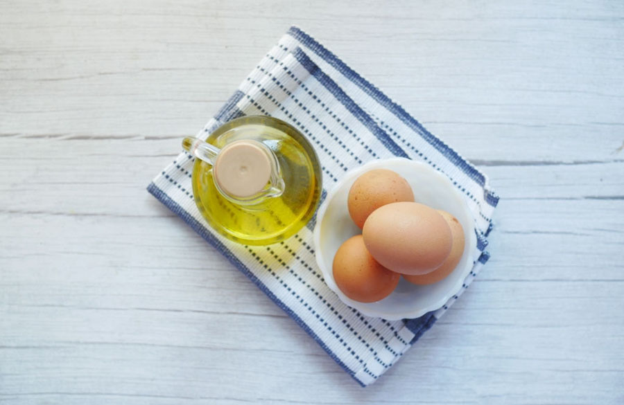 تخم مرغ و روغن زیتون