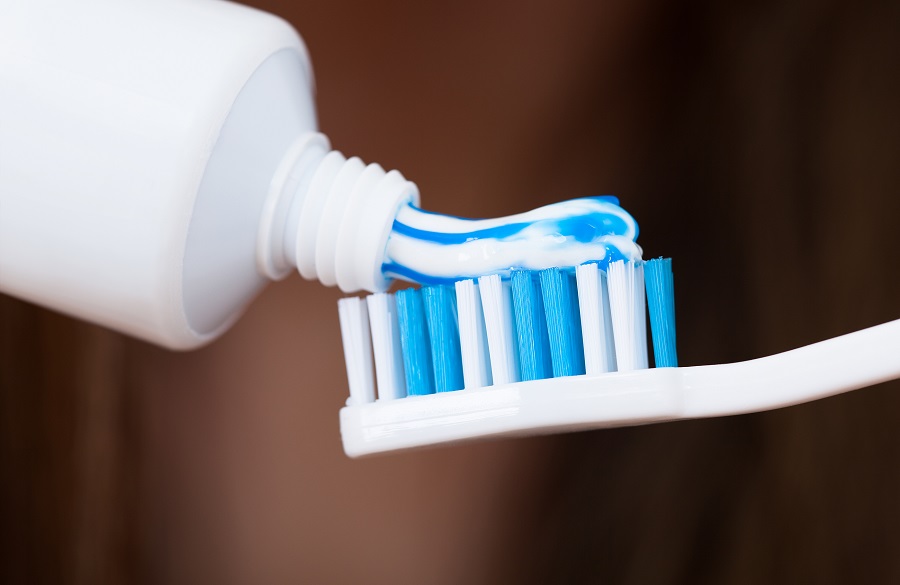 خمیر دندان برای درمان جوش سرسفید روی بینی و چانه