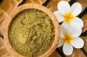 طرز تهیه ۱۲ ماسک خانگی بینظیر با حنا برای رشد مو
