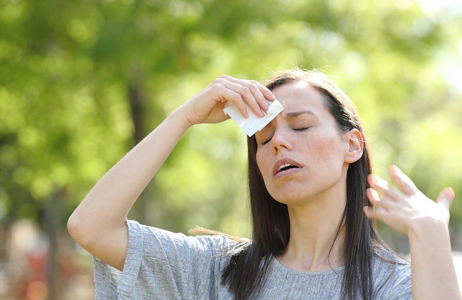 برای کاهش ریزش مو اجازه ندهید عرق روی موهایتان بماند