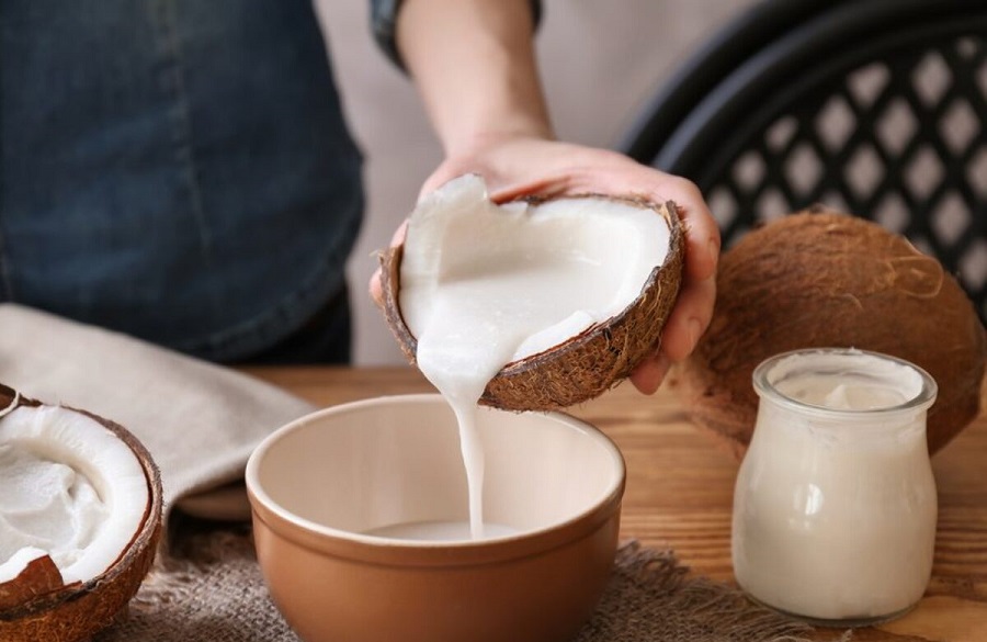 نرمکنندهی طبیعی مو با شیر نارگیل