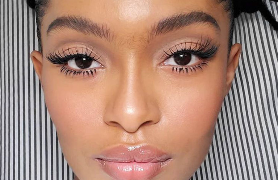 نمای مژه های مگنتی روی چشم