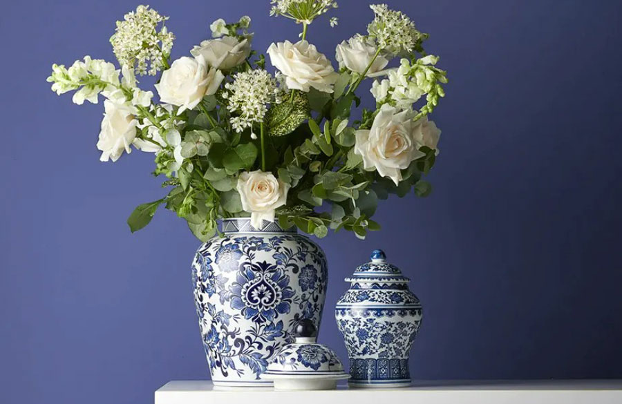 دیواری به رنگ بنفش