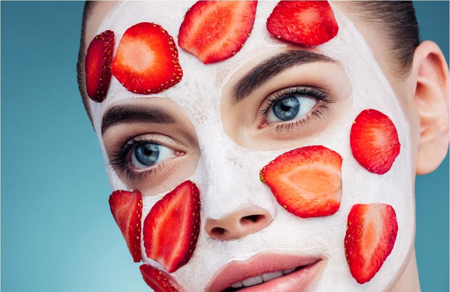 روی صورتتان ماسک توتفرنگی بگذارید