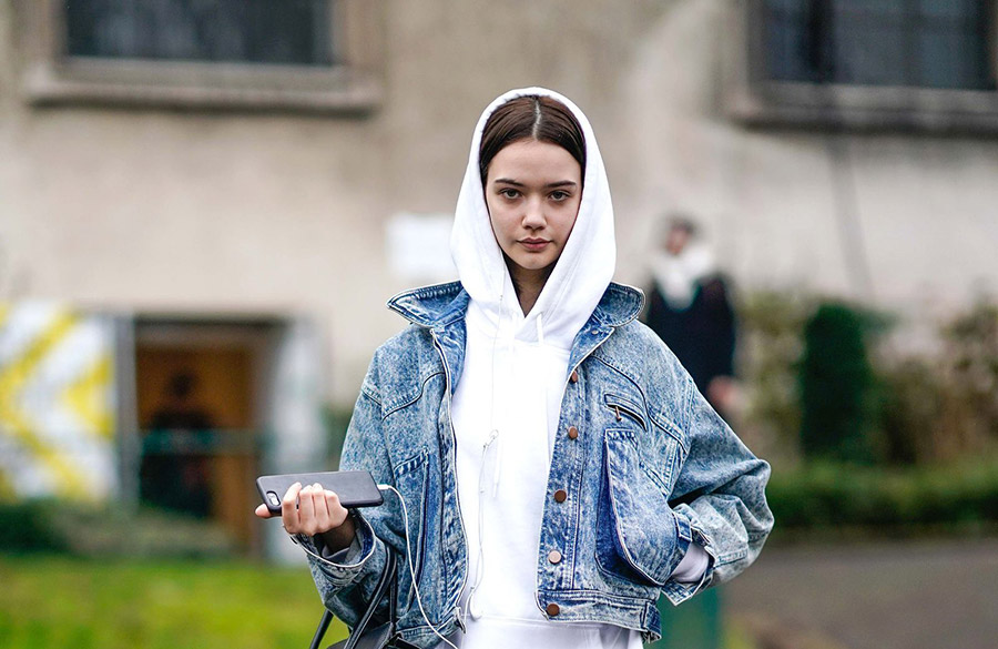 پوشیدن کت جین با هودی