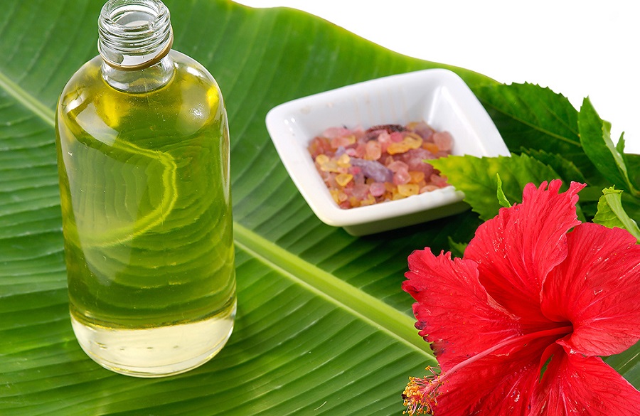 ۱. روغن هیبیسکوس برای تغذیهی مو