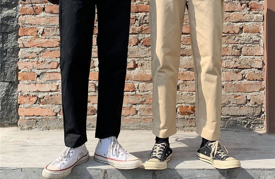 شلوارهای طوسی و کرم رنگ