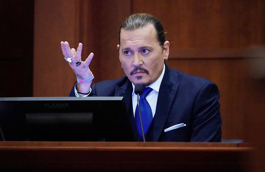 استایل جانی دپ در دادگاه