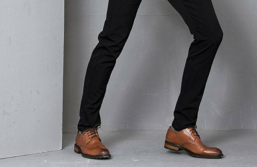 شلوار پارچهای مشکی و سورمهای