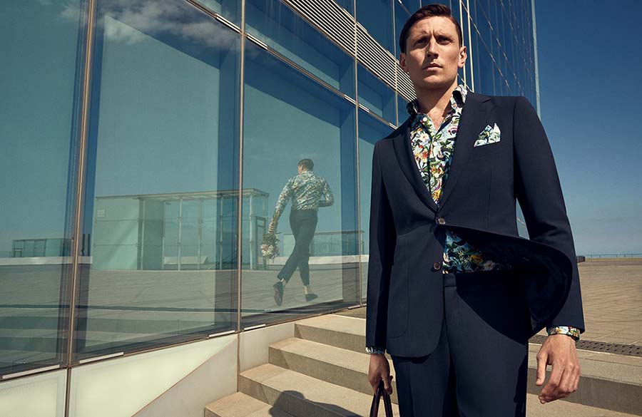 کت و شلوار آبی و پیراهن طرحدار