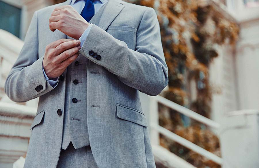 پیراهن مناسب کت و شلوار طوسی