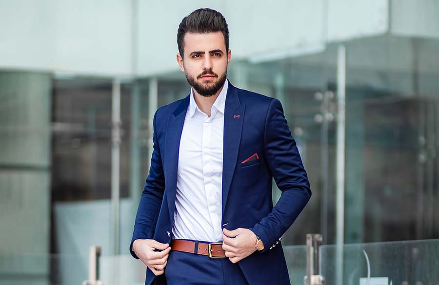 کت و شلوار آبی و پیراهن سفید