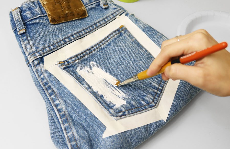 نقاشی بر روی شلوار جین