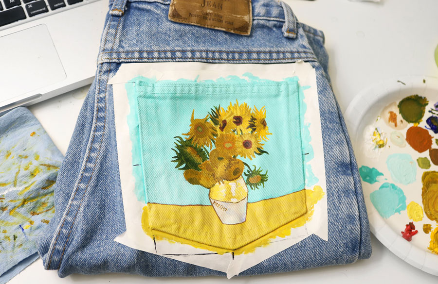 نقاشی بر روی شلوار جین