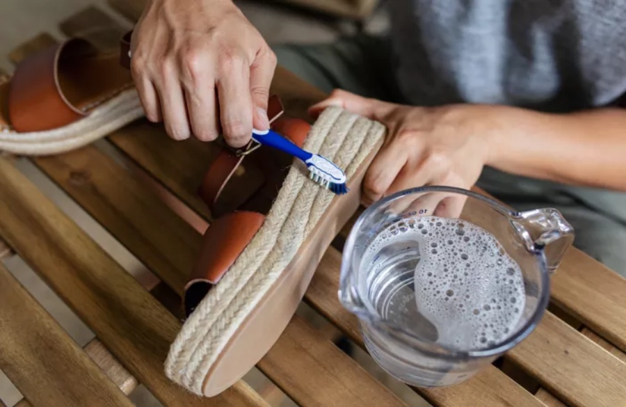 نحوه تمیز کردن لبهها و رویه کفش