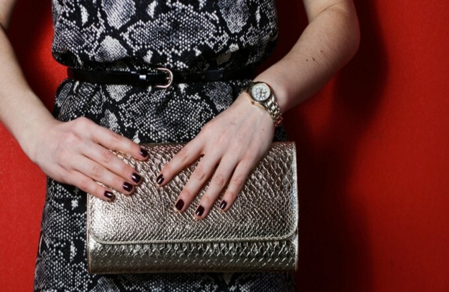 میکس اکسسوری طلایی و مشکی با لباس مشکی