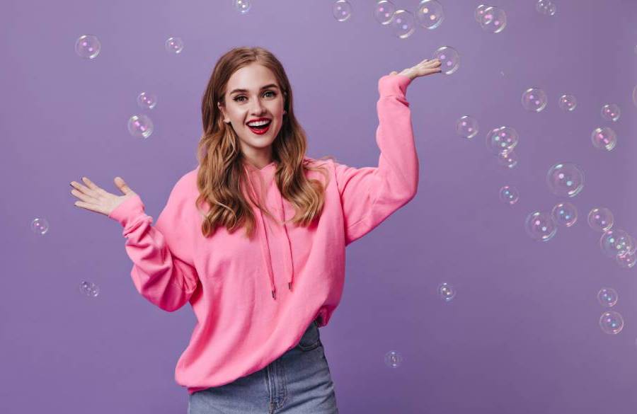 بلوز پشمی را با دامن جین بپوشید