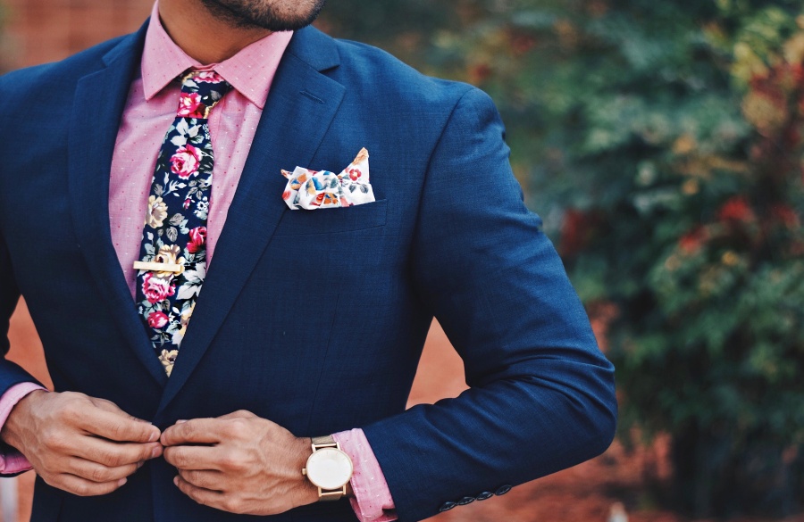 ست کردن پیراهن صورتی با کت و شلوار