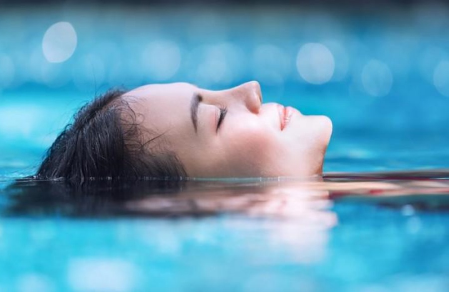 مهمترین مزایای آب درمانی