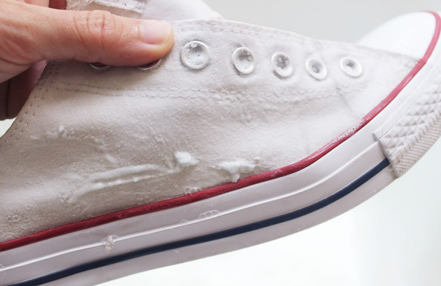 Beyaz ayakkabı temizliği