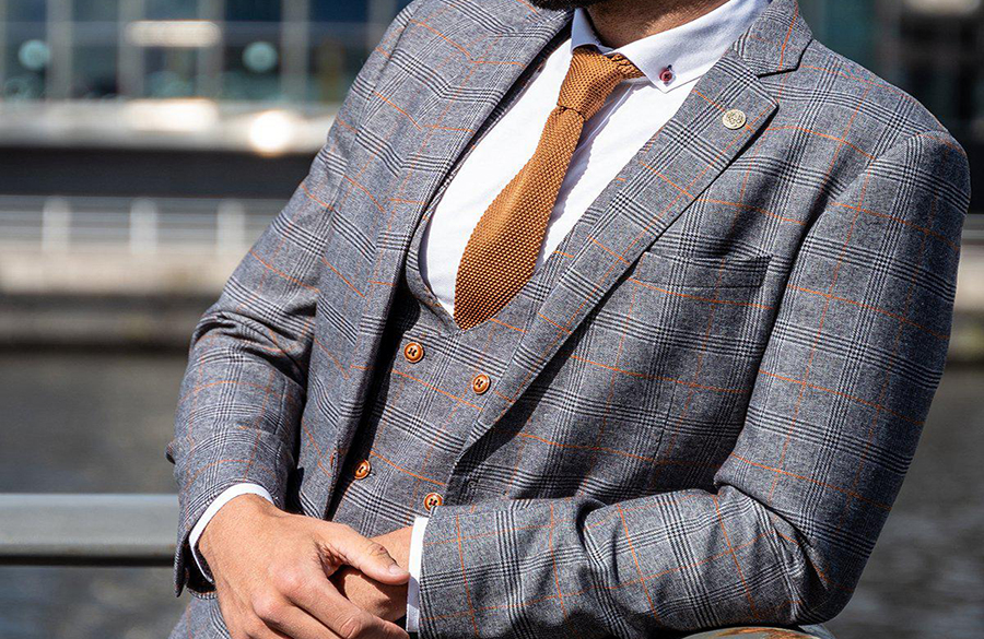 چگونه کت و شلوار طوسی بپوشیم؟