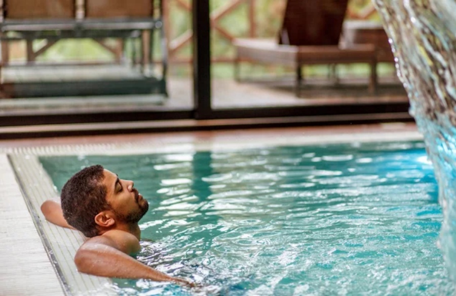 مزایای آب درمانی