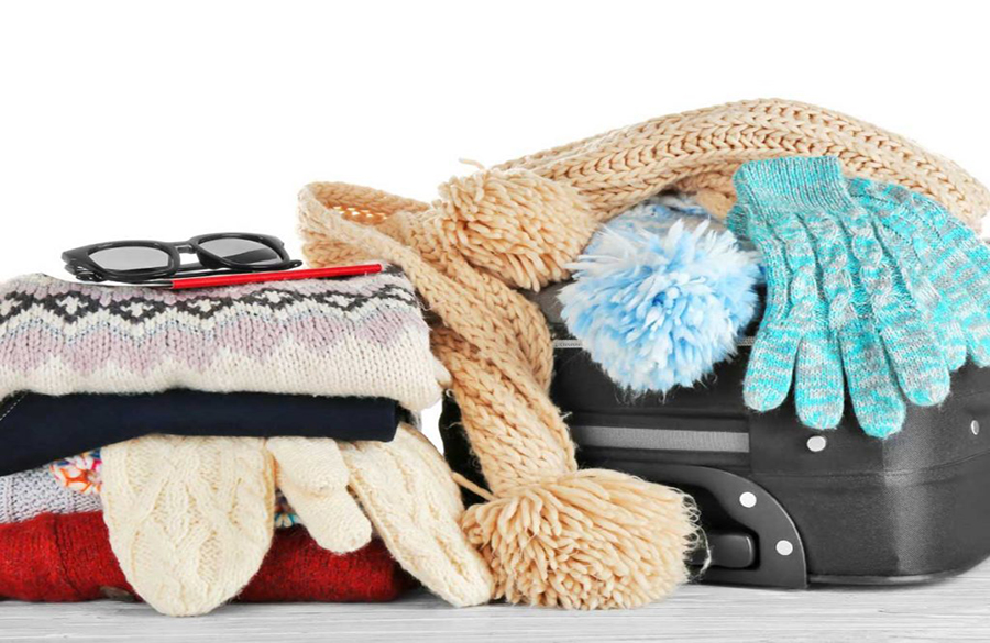 اضافه کردن دستکش و کلاه به چمدان سفر زمستانی