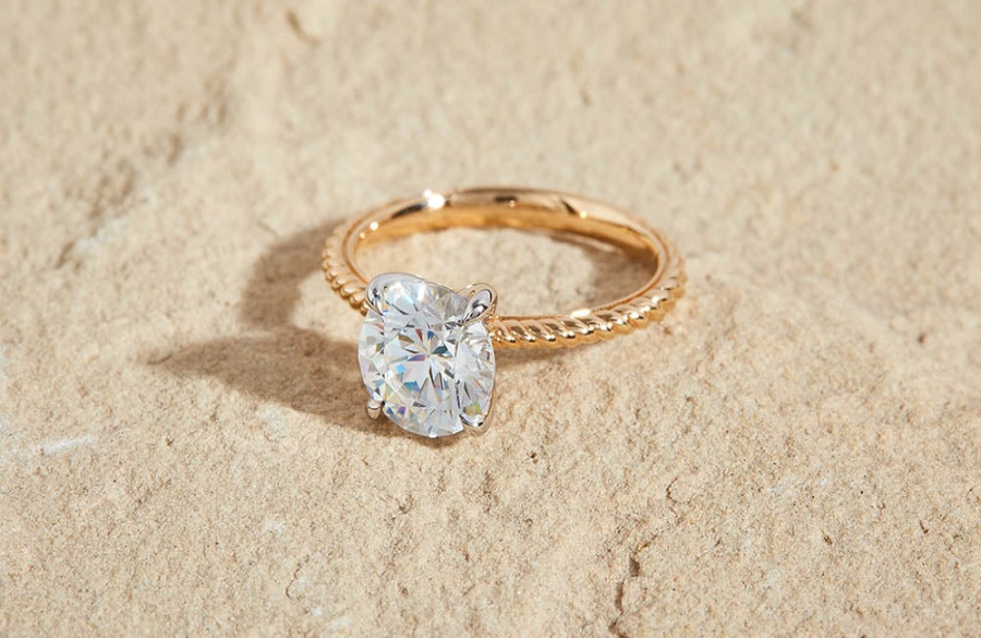 Chọn một chiếc nhẫn đính hôn kim cương