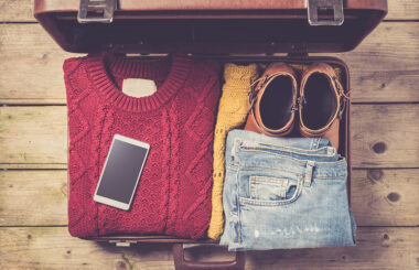 بستن چمدان برای سفر در زمستان