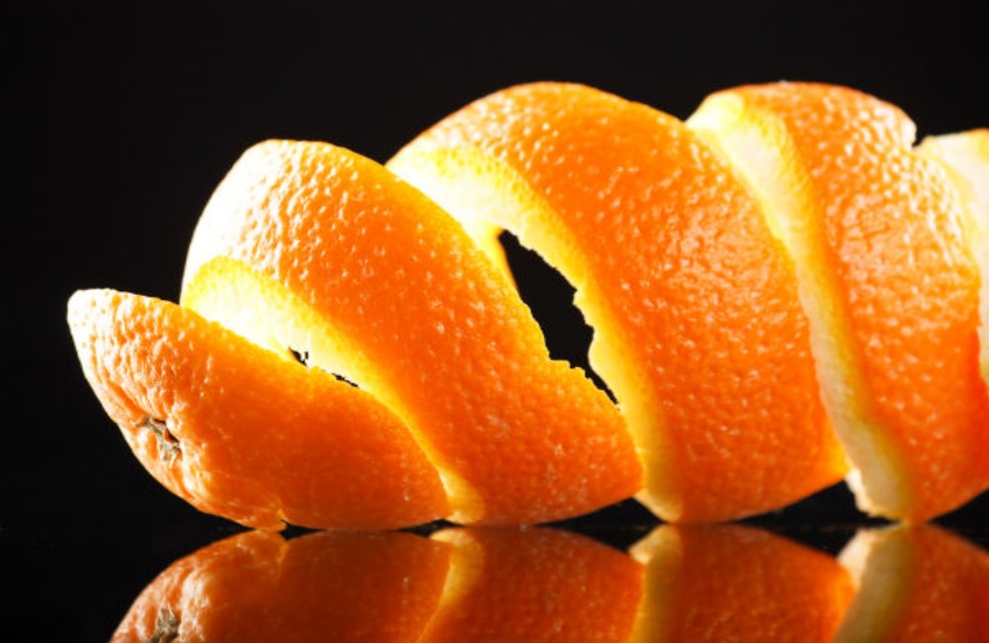 Siyah ayak bileklerini çıkarmak için portakal kabuğunun asitliği
