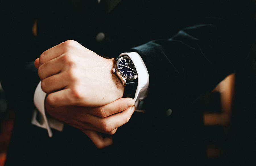 کت و شلوار مشکی و ساعت مچی