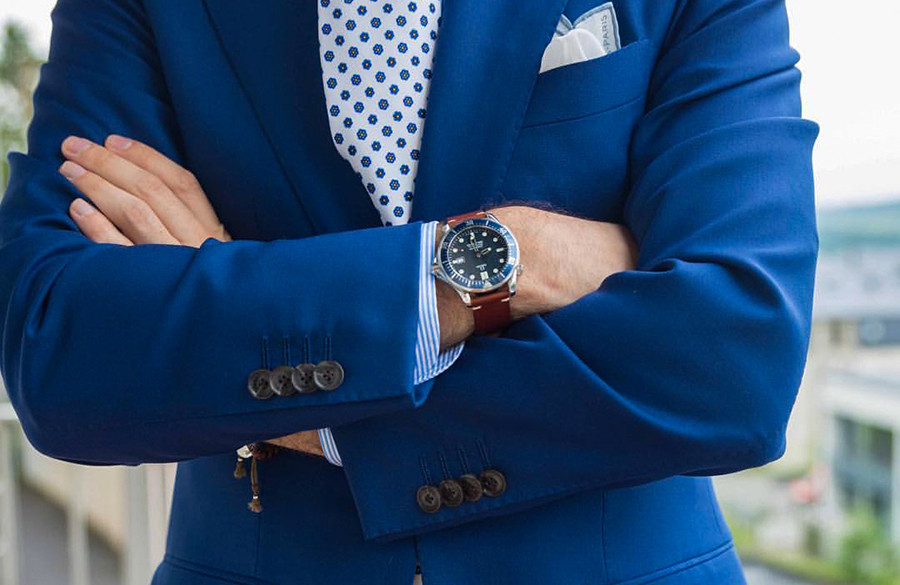 پوشیدن کت و شلوار آبی با ساعت چرمی قهوهای